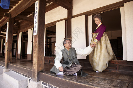 民俗屋穿着传统服装开心的老年夫妇图片