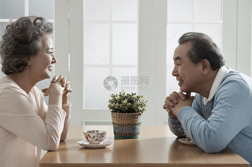 面对面喝茶聊天的夫妇图片