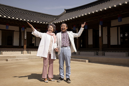 民俗村参观的老年夫妇图片