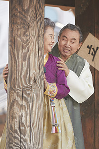 传统民俗村穿着传统服装的夫妇图片