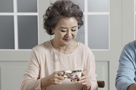 喝茶的老年女性图片