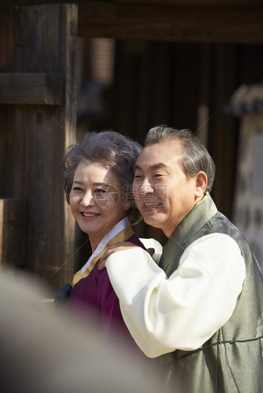 传统村落穿着传统服装开心的老年夫妇图片