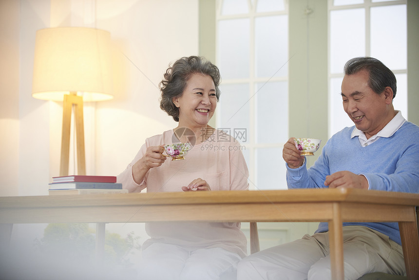 居家喝茶的老年夫妇图片