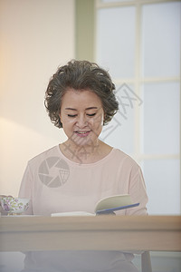 居家看书阅读的老年女性图片