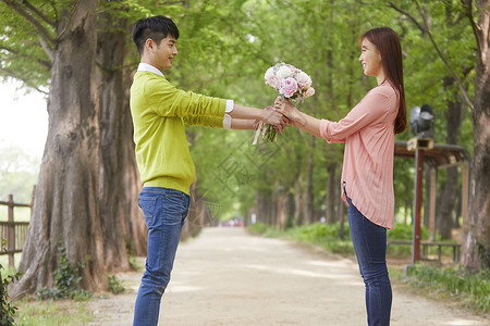 将花束送给女朋友的成年男性图片