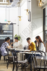 青年男女咖啡馆休息背景图片