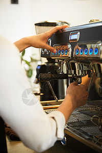 咖啡师制作咖啡特写图片