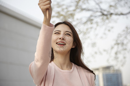 拿着画笔户外写生的女大学生图片