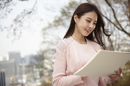 户外写生素描的女大学生图片