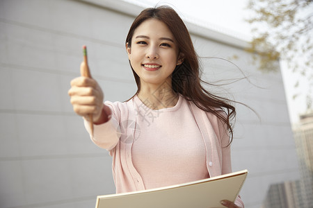 户外写生素描的女大学生图片