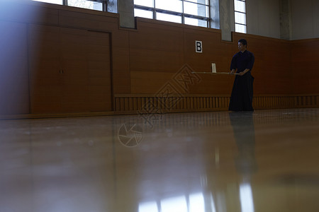 剑道馆练习剑道的男性图片