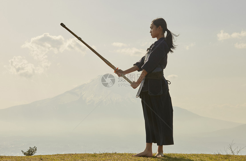 独自在山丘上练习剑道的少女图片