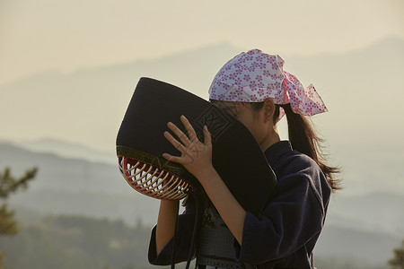 带上面具的女孩图片