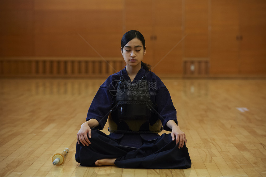 端坐着闭眼沉思的女孩图片