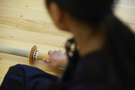 少女拿着木剑的手特写图片