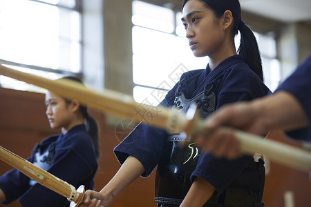 俱乐部学习剑道的女孩图片