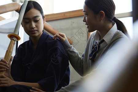 台阶上女孩鼓励沮丧的女孩图片