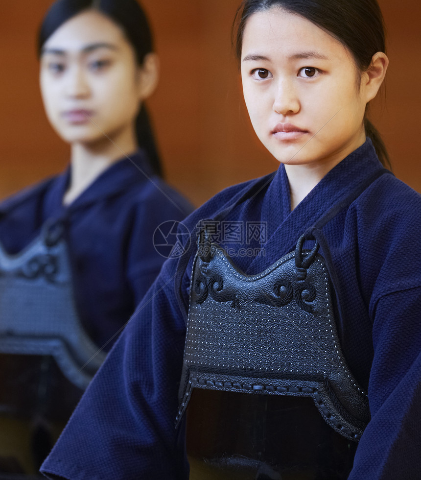 场馆里的剑道少女图片