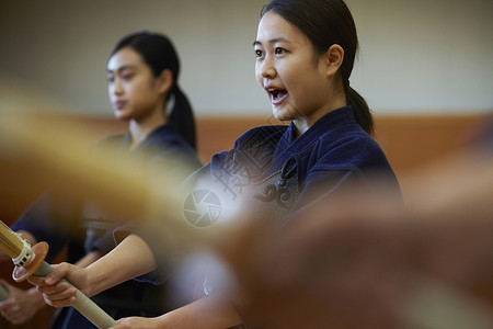 学习剑道的少女图片