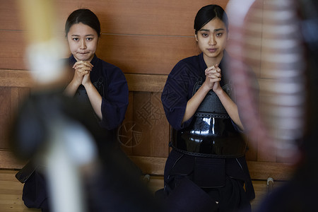 看剑道比赛祈祷的少女图片