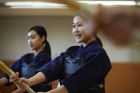 俱乐部学习剑道的少女图片