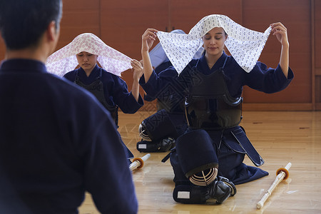 学习佩戴头巾的女孩们图片