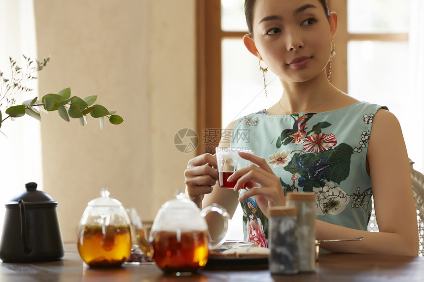 独自享用下午茶的气质女性图片
