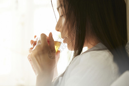 居家优雅享受下午茶的女性图片