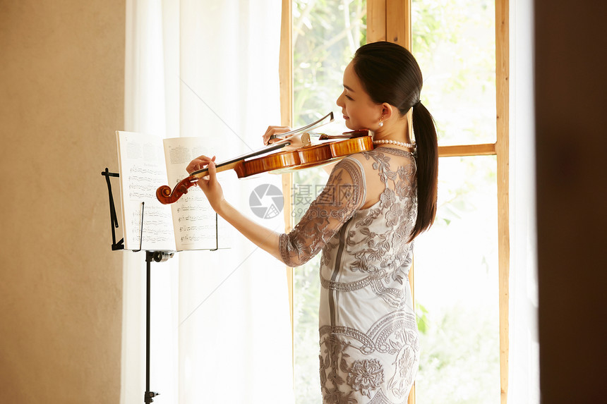 拉小提琴的气质女性图片