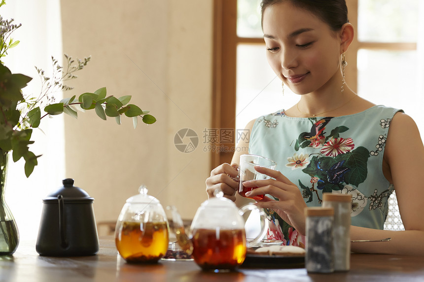 居家享受下午茶的气质女性图片