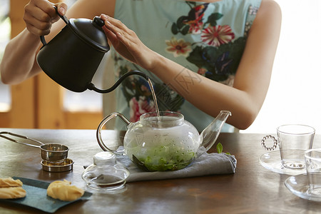 泡茶的女性特写图片