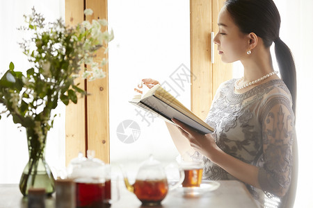 午后窗边阅读的气质女性图片