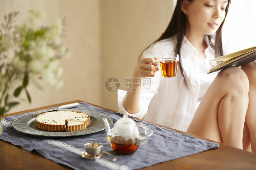 居家阅读放松享受下午茶的年轻女性图片