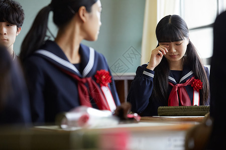 毕业典礼伤心流泪的女孩图片