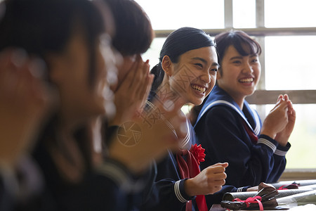 参加毕业典礼课堂开怀大笑的学生们图片