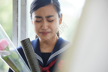 毕业时流泪的女高中生图片