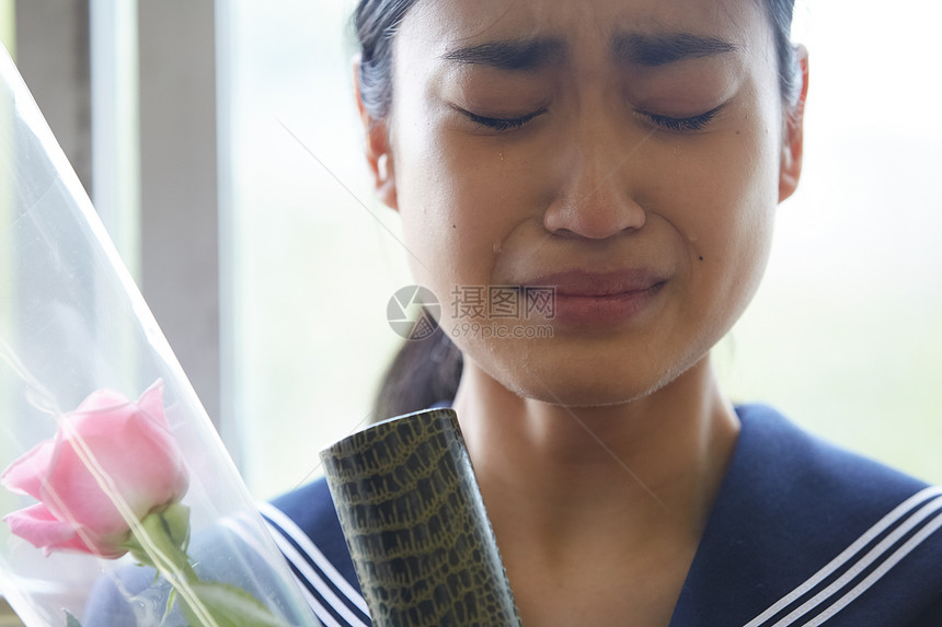 毕业时哭泣的女兵高中生图片