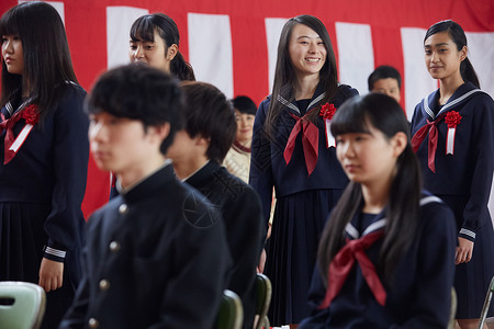 参加毕业典礼的高中生高中女生高清图片素材