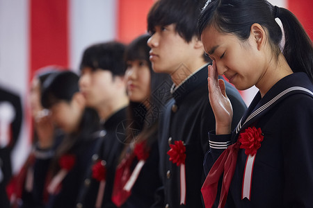 观众席学生男孩毕业典礼形象眼泪汪汪的女孩图片