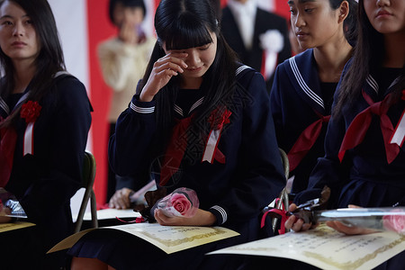 亚洲小学生初级中学毕业典礼形象眼泪汪汪的女孩刻度高清图片素材