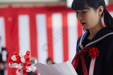 初中女孩蝴蝶结年轻的女孩毕业典礼入学仪式图像演讲小姑娘高清图片素材