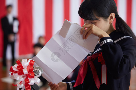 亚洲初级中学初中女孩毕业典礼入学仪式图像演讲女孩们高清图片素材