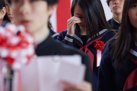 在毕业典礼上落泪的毕业生读高清图片素材