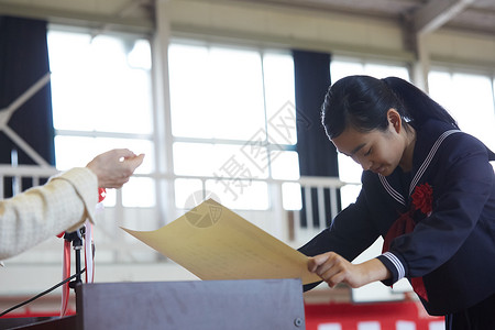 老师授予毕业生毕业证书毕业典礼高清图片素材