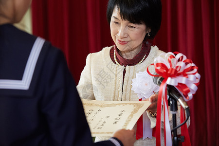 老师给学生颁发毕业证书学校活动高清图片素材