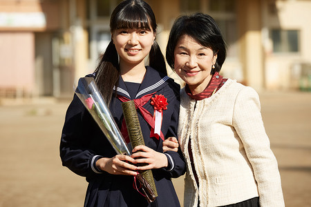 火箭少女101毕业生和老师的合影背景