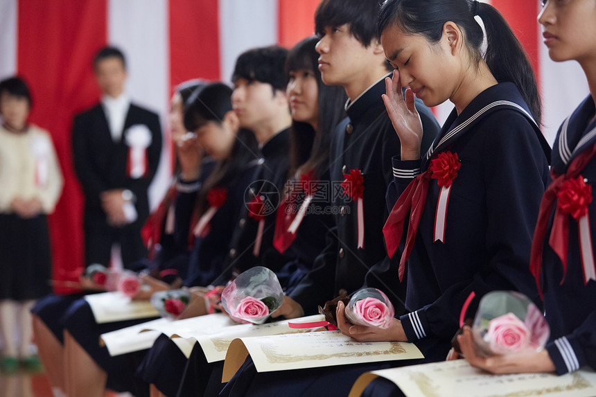 手捧鲜花的参加毕业典礼的学生图片