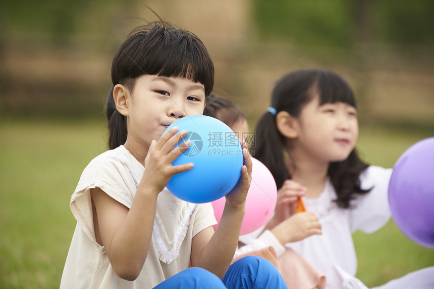 比赛吹气球的孩子们图片