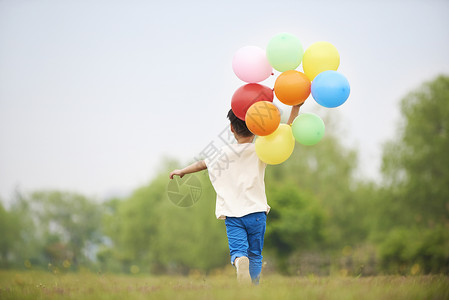 拿着气球奔跑的小孩
图片