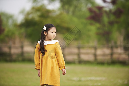 公园里的小女孩背景图片